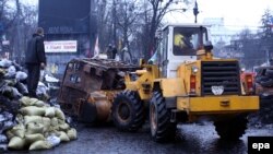 Демонстранттар Киевдеги баррикадаларды алып салышууда, 16-февраль, 2014-жыл