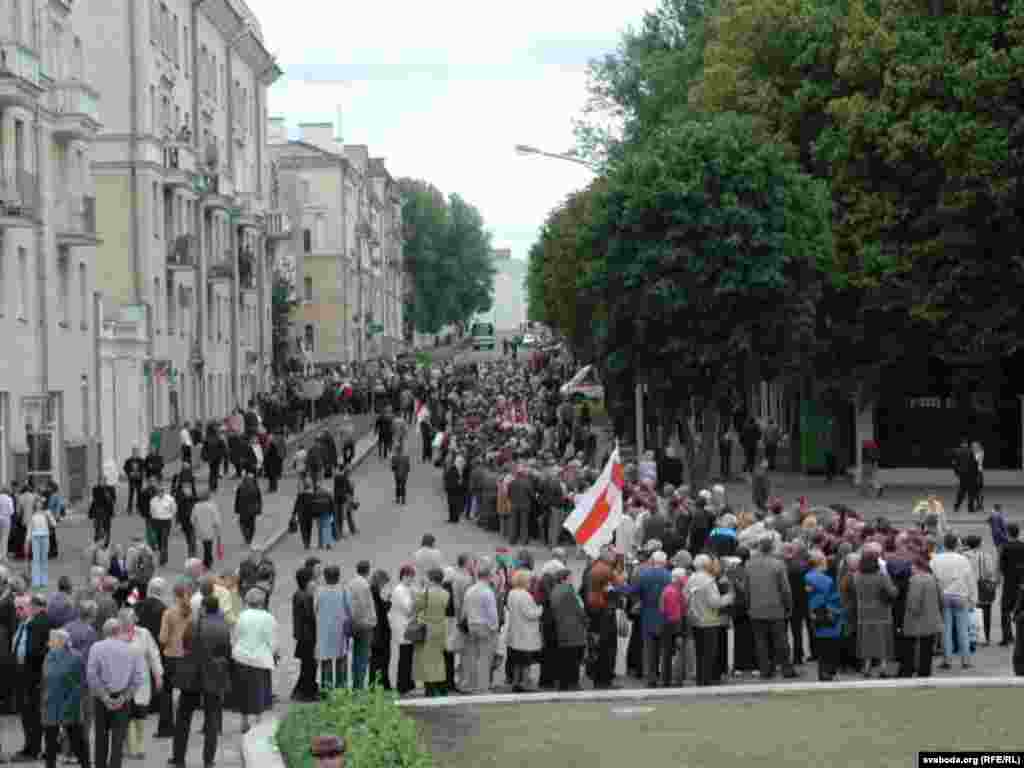 Чарга ў Дом літаратара, дзе праходзіла разьвітаньне з Васілём Быкавым, расьцягнулася на сотні мэтраў