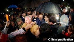 Russia - Armenian Prime Minister Nikol Pashinian is greeted by supporters outside an Armenian church in Sochi, 13 May 2018.