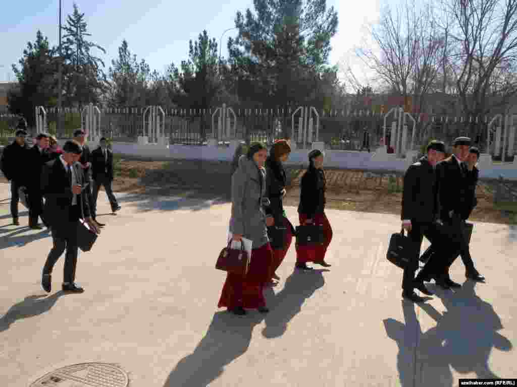 Aşgabatda student oglan-gyzlar öýlerine gaýdyp barýar.