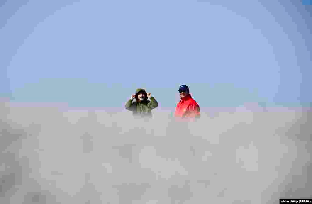 Vulkan dağına tez-tez bura ilə maraqlanan adamlar da gəlirlər.