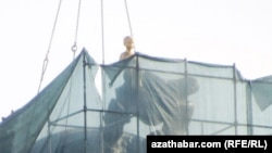 1948-nji ýylyň ýer titremesinde pida bolanlaryň hatyrasyna dikilen monument sökülýär.