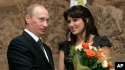 Netrebko spune că s-a întâlnit cu Putin doar când nu a prea avut de ales. De pildă, când a primit din mâna luni distincții, ca Artistă a Poporului, în februarie 2008.