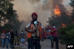 Turcia: Incendiile forestiere, care au izbucnit începând cu 28 iulie, au distrus zone imense de pădure și au forțat evacuarea turiștilor panicați din hotelurile de pe litoral.