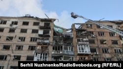 Пошкоджена російським обстрілом багатоповерхівка у Шевченківському районі Києва, 24 травня 2026 року