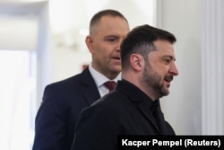 Президент України Володимир Зеленський іде поруч із президентом Польщі Каролем Навроцьким під час зустрічі в Президентському палаці у Варшаві, Польща, 19 грудня 2025 року