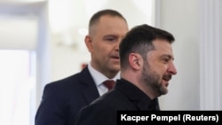 Зустріч президентів України та Польщі Володимира Зеленського (на першому плані) та Кароля Навроцького у Варшаві, грудень 2025 року