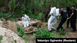 Ресей әскері атып, көміп кеткен Буча қаласының тұрғындарын қазып алып жатыр. Украина, Киев облысы