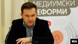 Министерот Роберт Поповски