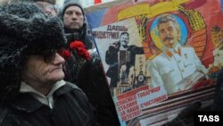 Ռուսաստանի կոմունիստները եւ Ստալինի հետեւորդները նրան նվիրված միջոցառում են անցկացնում Մոսկվայում, արխիվ