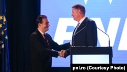 Klaus Iohannis și Ludovic Orban, pe scenă, în Moldova, în timpul competiției interne pentru șefia partidului dintre Florin Cîțu, susținut de președinte și Ludovic Orban, cel care era liderul în funcție al PNL. 23 iulie 2021