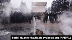 Украинската полиција се судри со демонстранти пред зградата на Парламентот. 