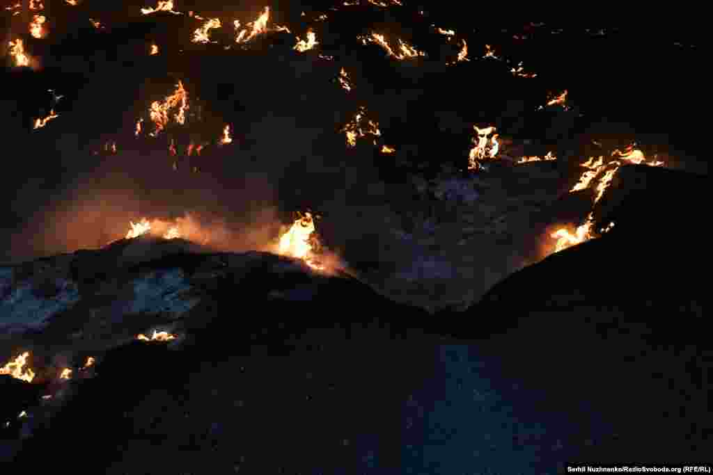 Пожежа на складі соняшникового насіння після повітряного удару російських військових по зерносховищах і сільськогосподарській техніці аграрного підприємства у селі Яковлівка Донецької області, травень 2022 року.Наразі це село, розташоване неподалік від Соледару, окуповане і цілком зруйноване