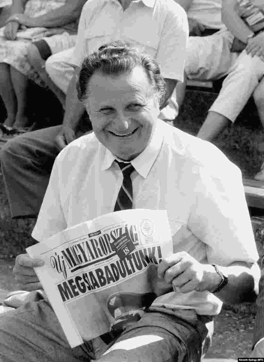 Kiskunmajsa, 1991. június 21. Für Lajos honvédelmi miniszter az Új Magyarország című lap címlapját mutatja, amikor a szovjet csapatok kivonulása alkalmából háromnapos népünnepélyt rendezett a Magyar Demokrata Fórum országos elnöksége Kiskunmajsán.