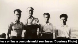 Nicolae Ceauşescu cu activişti ai Comitetului Judeţean Constanţa al P.C.R., în cadrul căruia a avut funcţii de răspundere. (1946) Sursa: Fototeca online a comunismului românesc; cota: 7/1947