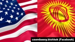 Национальные флаги США и Кыргызстана.