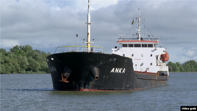 За даними силовиків, на судні ANKA незаконно ходив до Криму і перевозив крадене українське зерно 43-річний капітан-громадянин Індії. СБУ заочно повідомила йому про підозру в порушенні порядку в'їзду-виїзду на тимчасово окуповану територію
