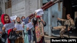 Pripadnik talibana promatra marš prosvjednica koje zagovaraju poštovanje prava žena ispred nekadašnjeg Ministarstva za ženska pitanja u Kabulu (19. septembar 2021.)