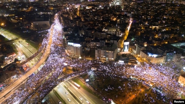 Pamje nga protestat në Serbi natën mes 27 dhe 28 janarit.