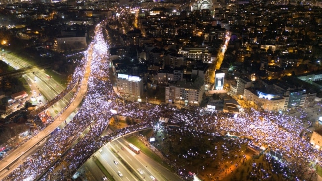 Protesta masive në Serbi, kryeministri jep dorëheqje