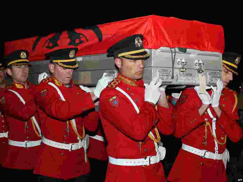 Nderimet e gard&euml;s s&euml; ushtris&euml; s&euml; Shqip&euml;ris&euml; p&euml;r kapitenin Feti Vogli, q&euml; u vra n&euml; Afganistan...Nderohet kapiteni Feti Vogli, q&euml; sh&euml;rbente n&euml; kuad&euml;r t&euml; forcave paqeruajt&euml;se n&euml; 