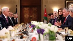 Nënpresidenti amerikan, Mike Pence (majtas) në drekë me Mbretin e Jordanisë, Abdullah II (djathtas) 