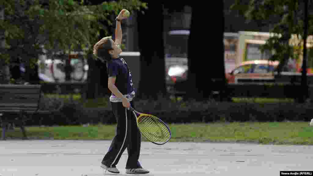 Uvijek raspoložena za igru, djeca u jednom beogradskom parku. 