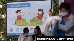 Plakat u Podgorici o značaju poštovanja zaštitnih mjera u borbi protiv COVID-a 19, 30. septembar