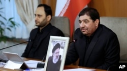 И.о. президента Ирана Мохаммад Мохбер (справа) ведет заседание кабинета министров в Тегеране после гибели президента Ибрагима Раиси. Иран, 20 мая 2024 года