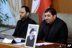 Președintele interimar al Iranului, Mohammad Mokhber (dreapta), în timpul unei ședințe de guvern. 20 mai 2024.