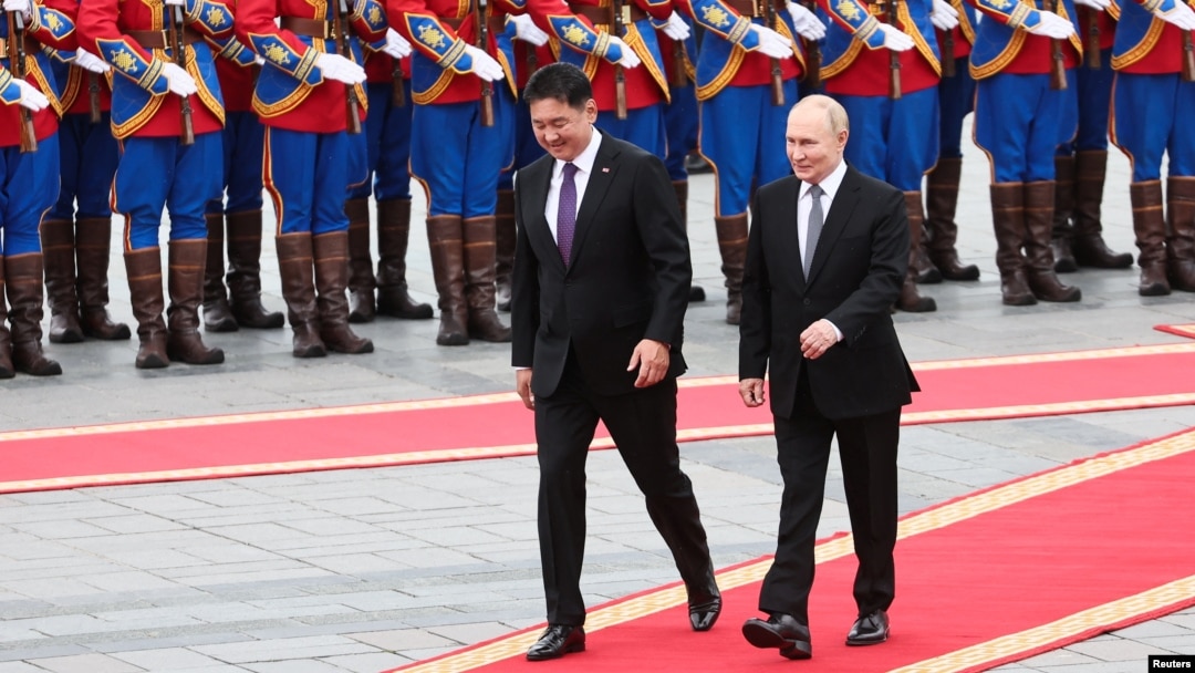 Russian President Vladimir Putin (left) attends a welcoming ceremony with Mongolian President Ukhna Khurelsukh in Ulan Bator on September 3. 
