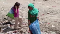 Қоқыс арасынан азық іздеген ауған балаларының өмірі