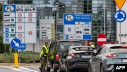 Rojet kufitare polake kontrollojnë makinat në kufirin polako-gjerman në Slubice, 7 korrik 2025.