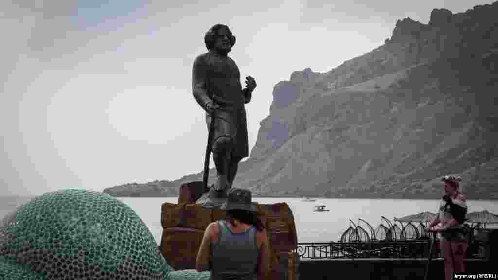 Памятник Волошину на фоне его профиля на Карадаге