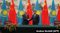Казак президенти Касым-Жомарт Токаев менен Кытай президенти Си Цзиньпин (оңдо).