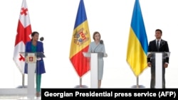 De la stânga la dreapta: președinta Georgiei, Salome Zurabișvili și președinta R. Moldova, Maia Sandu alături de președintele ucrainean Volodimir Zelenski, la Batumi, Georgia, iulie 2021