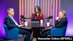 Analiștii politici Igor Boțan (stânga) și Nicolae Negru, și jurnalista Cristina Popușoi, în timpul înregistrării podcastului Dincolo de Știri, în studioul Europei Libere