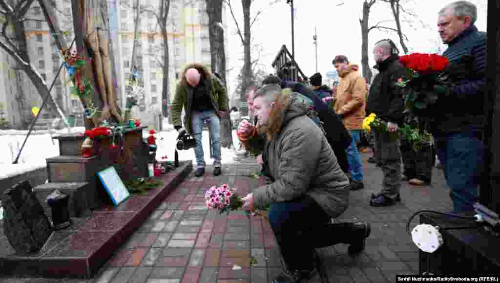 Акции в память о погибших проходят в Украине каждый год. Мемориальные плиты в их честь установлены на Институтской улице недалеко от Майдана.