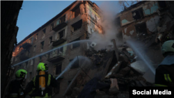 კიევზე რუსეთის მასირებული შეტევის შედეგად დანგრეული სახლი. 2025 წლის 23 ივნისი