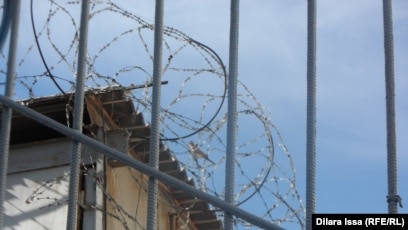 Қыздың аяқ киімін жалап жатқан жігіттің видеосы