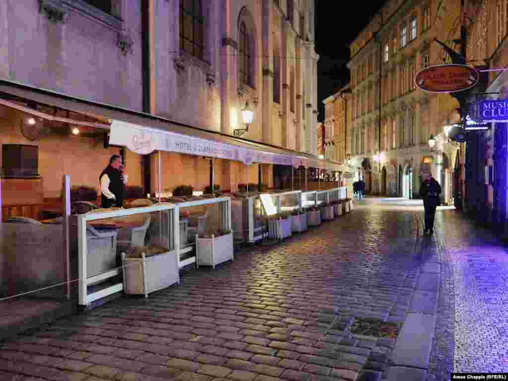 An outdoor restaurant in one of the busiest lanes in Prague&#39;s Old Town, after shutting down at 8 p.m.&nbsp;&nbsp;