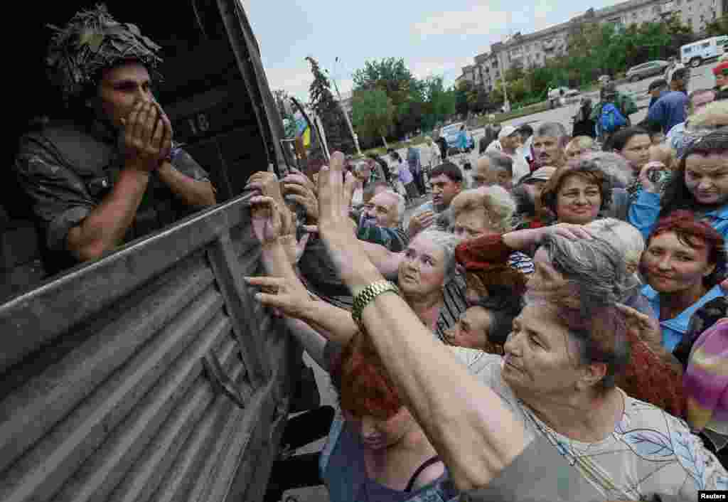 В Слов&#39;янську величезні черги за гуманітарною допомогою, 6 липня 2014 року