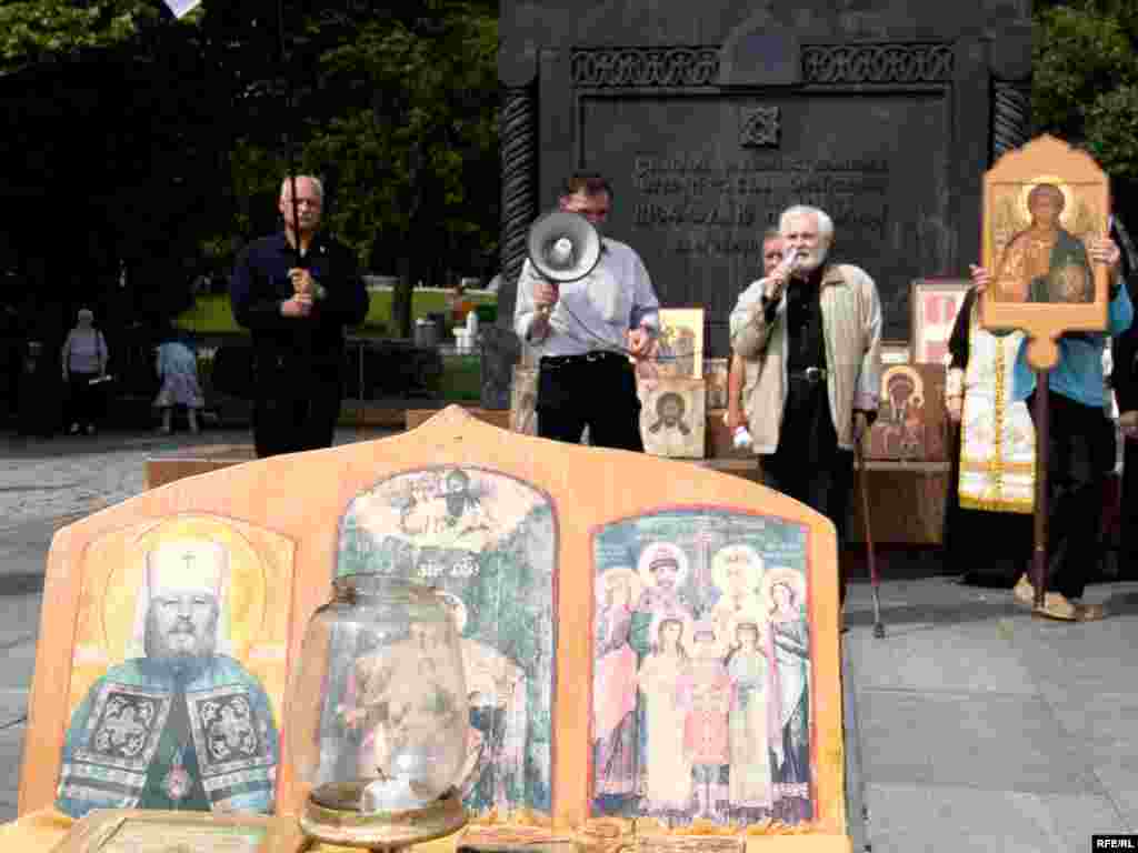 Собравшиеся обвинили в убийстве царской семьи Временное правительство, Священный синод, Керенского, Ленина, Свердлова, Войкова и их спонсоров - американских банкиров нехристианского вероисповедания.