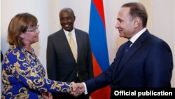 Armenia - Prime Minister Hovik Abrahamian meets with Laura Bailey, the World Bank's new country manager for Armenia, Yerevan, 12Sep2014.