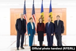 De la stânga la dreapta: Sheldon Whitehouse, Jeanne Shaheen, Maia Sandu, Chris Coons și Richard Blumenthal, la întâlnirea lor la Chișinău, pe 17 februarie 2026