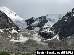 Ледник Кара-Баткак на северной стороне озера Иссык-Куль