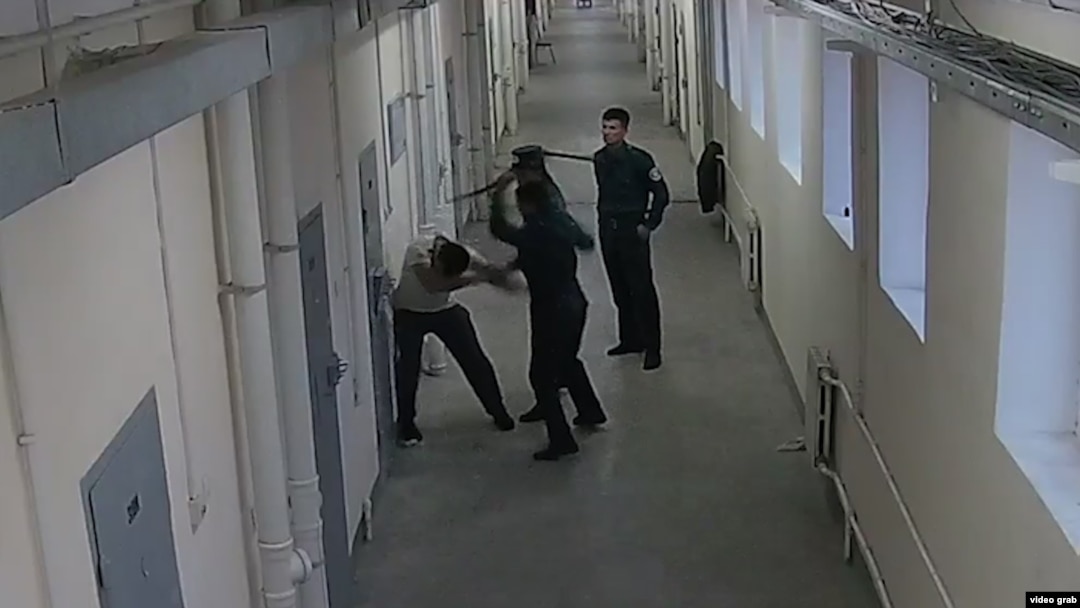 Қамоқхона нозирларининг ҳатти-ҳаракати видео кузатув камерасига ёзилган 