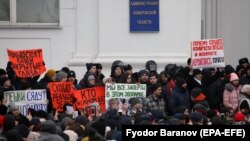 Люди вийшли на акцію протесту в Кемерові, вимагаючи оприлюднити повну інформацію про пожежу, Росія, 27 березня 2018 року