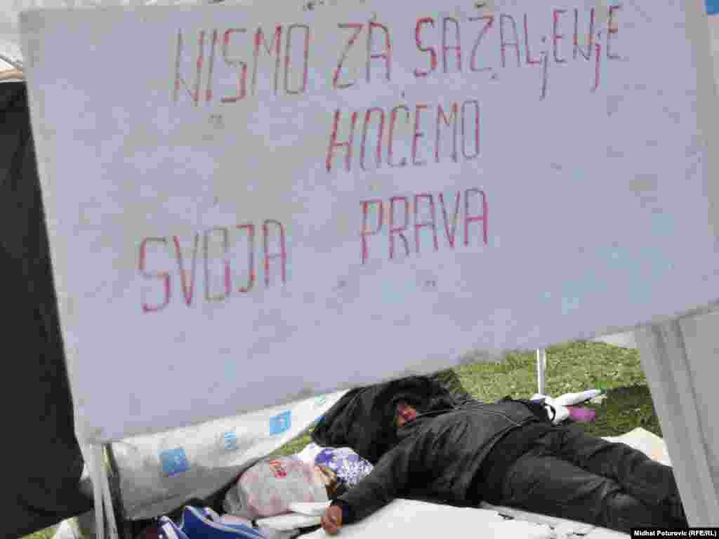BiH -Stotinjak radnika "Vitezita" sa neriješenim radno-pravnim statusom noć su proveli ispred zgrade Federalne vlade u Sarajevu, 30.03.2011. Foto: RSE / Midhat Poturović