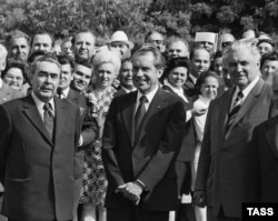 Недолгий период "разрядки международной напряженности" в середине 1970-х ознаменовался более активным общением лидеров СССР и США. 29 июня 1974 года в ходе визита в Советский Союз американский президент Ричард Никсон (в центре) побывал в Крыму